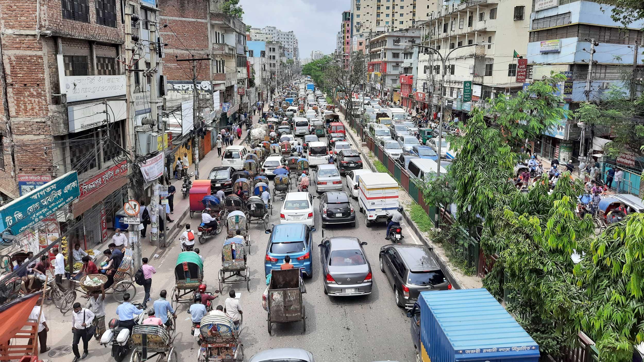 গণপরিবহন বন্ধে ভোগান্তিতে সাধারণ মানুষ 