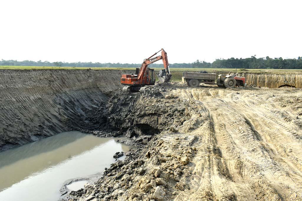 লক্ষ্মীপুরে ফসলি জমির মাটি যাচ্ছে ইটভাটায়, এক বিলেই তৈরি হয়েছে ২০০ পুকুর