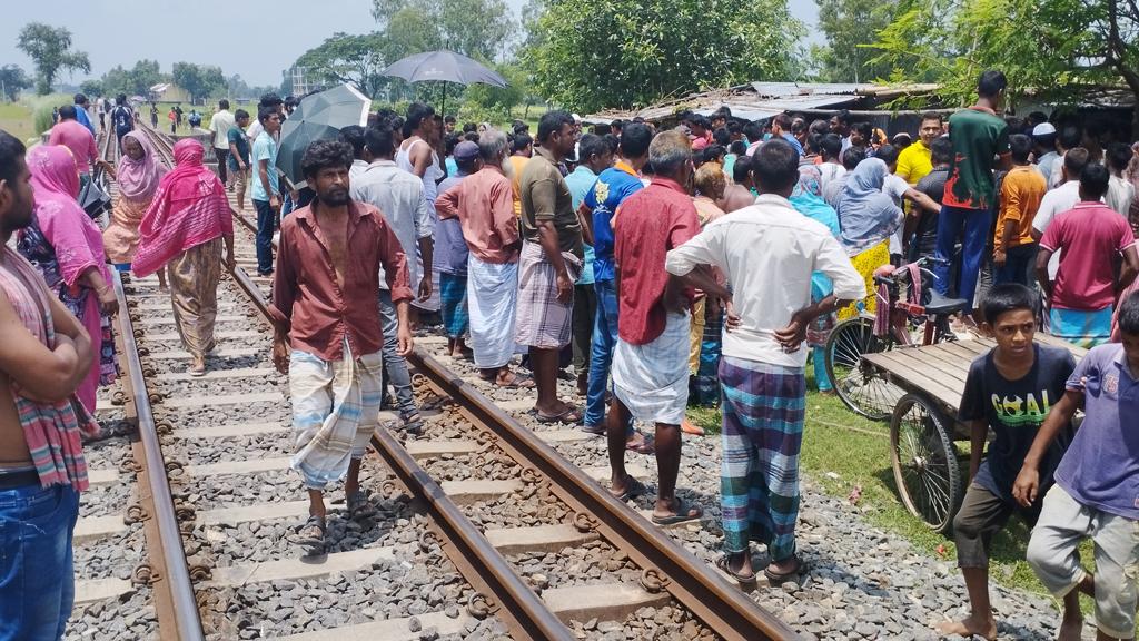 রেলসেতুতে আটকে পড়া নাতনিকে বাঁচাতে গিয়ে ট্রেনে কাটা পড়লেন দাদিও 