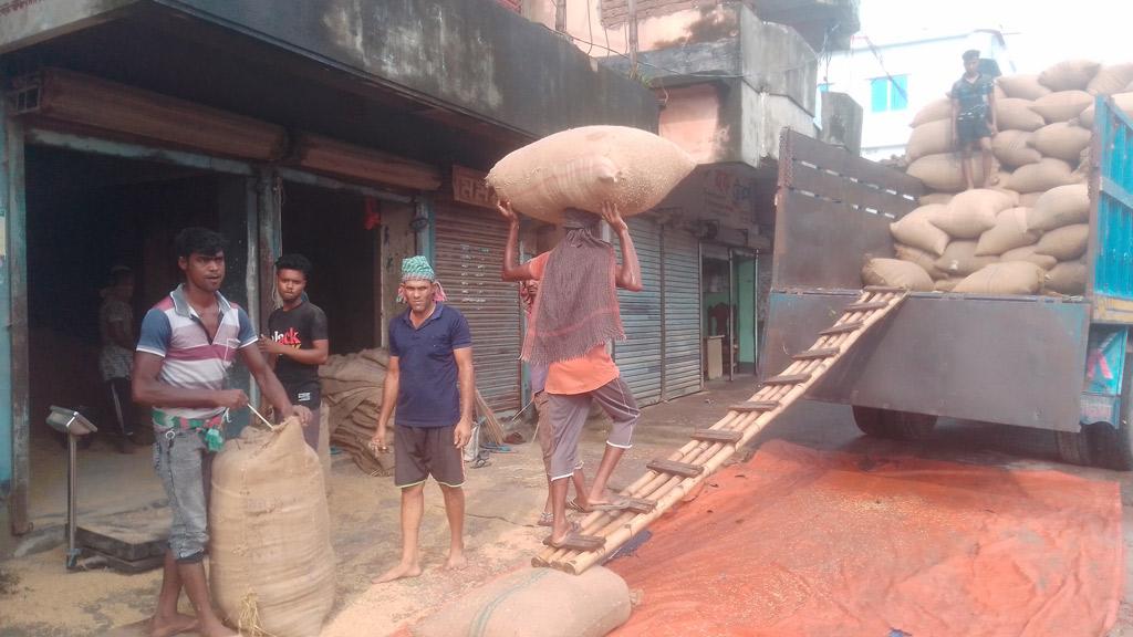 বাজারে ধানের দাম বাড়ল কৃষকের গোলা শূন্য