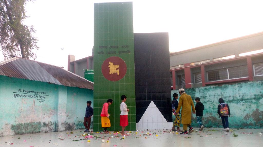 অর্পণের ৩০ মিনিটের মধ্যেই ফুল গায়েব