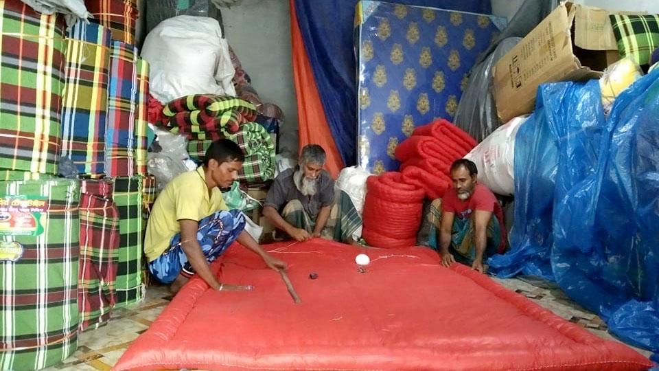 লোহাগড়ায় শীতের আগমনীতে ধুম পড়েছে লেপ-তোশক তৈরির