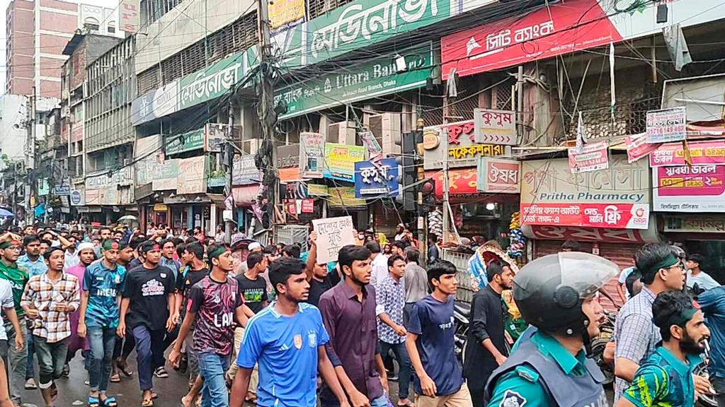 প্রধান ফটকের তালা খুলে বের হলেন জগন্নাথ বিশ্ববিদ্যালয়ের শিক্ষার্থীরা