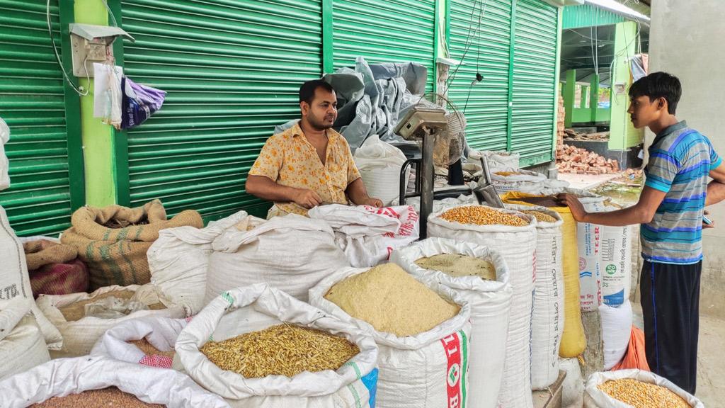 চারঘাটে চাল-আটার চেয়ে ভুসির দাম বেশি, বিপাকে খামারিরা