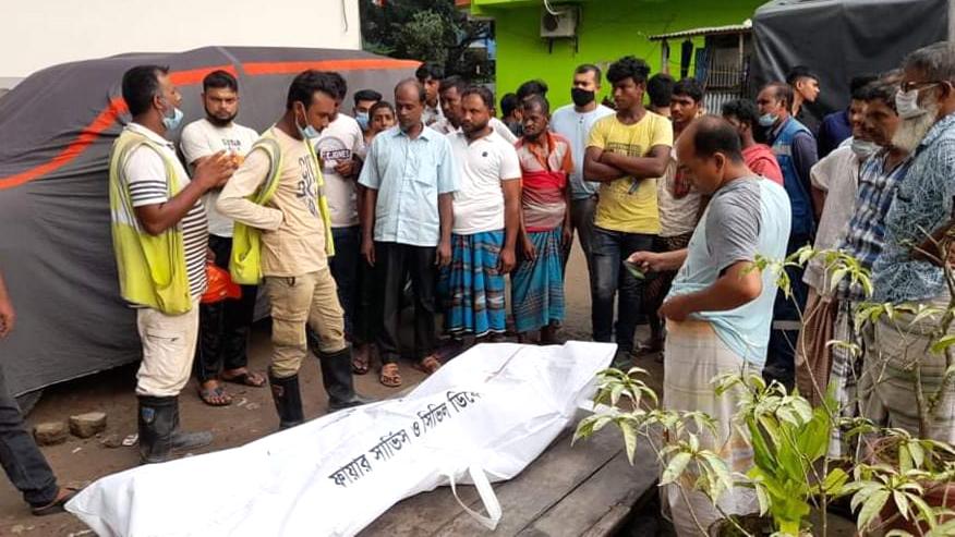 মোটরসাইকেল থেকে ছিটকে পড়ে প্রাণ গেল এক নির্মাণশ্রমিকের