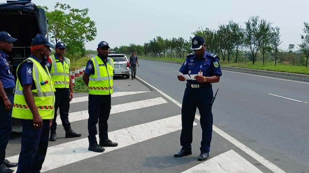 পদ্মা সেতুর এক্সপ্রেসওয়েতে অভিযান, ৯ লাখের বেশি জরিমানা