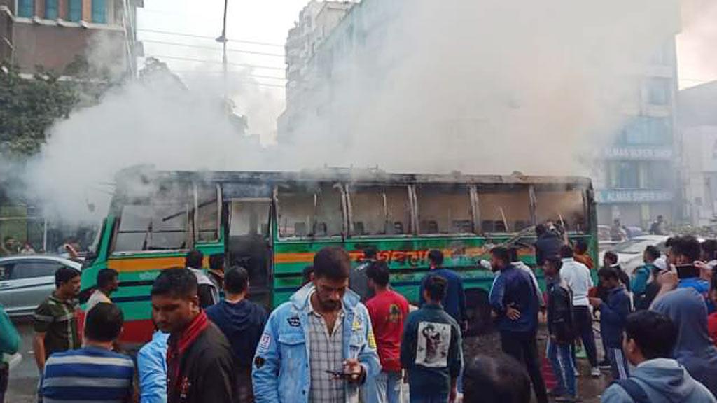 রাজধানীর ধানমন্ডিতে যাত্রীবাহী বাসে অগ্নিসংযোগ