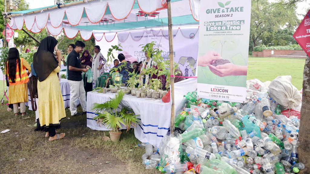 খুবিতে ২০ হাজার প্লাস্টিক বোতলের বিনিময়ে ৭ শতাধিক চারা বিতরণ