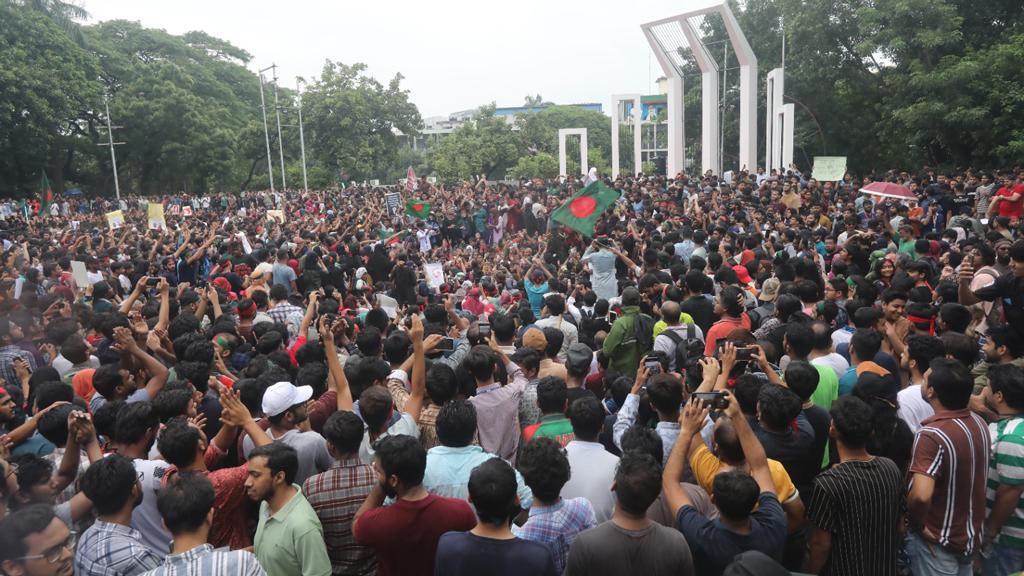 শহীদ মিনার থেকে এক দফা ঘোষণা, যা বললেন নাহিদ ও আসিফ