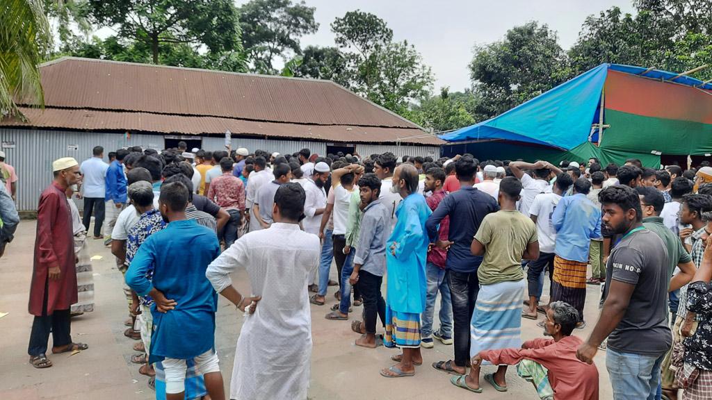 আড়াইহাজার পৌরসভা নির্বাচন: ইভিএমে ধীর গতির কারণে ক্ষুব্ধ ভোটারেরা