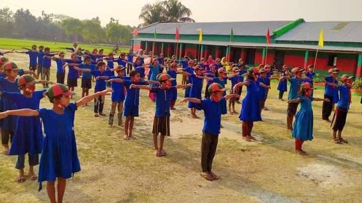 ইউরোপ আমেরিকার নয়, বাংলাদেশেরই স্কুল ডেকুরা প্রাথমিক বিদ্যালয়