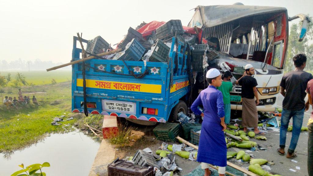 বিরামপুরে মিনি ট্রাকের সঙ্গে বাসের মুখোমুখি সংঘর্ষ, দুই চালক নিহত