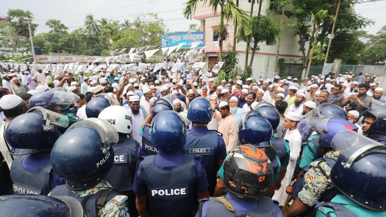 চরমোনাই পীরের অনুসারীরা দলে দলে নগরে প্রবেশ করছেন