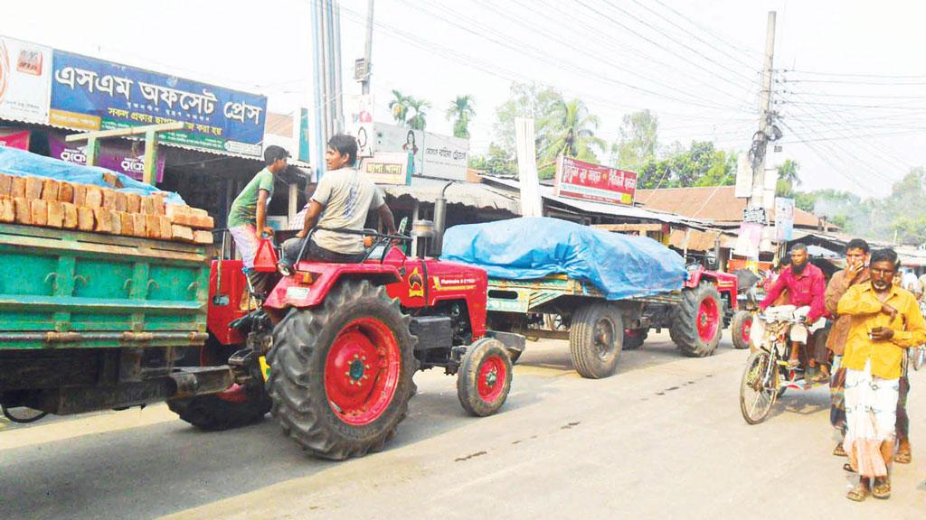 পঞ্চগড় শহরে দাপিয়ে বেড়াচ্ছে ট্রাক্টর