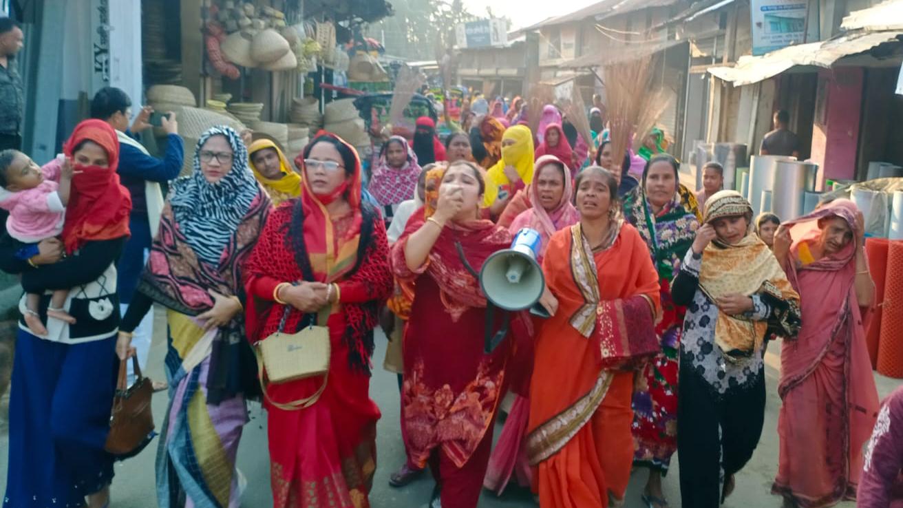 উপজেলা চেয়ারম্যানের বিরুদ্ধে বিক্ষোভ