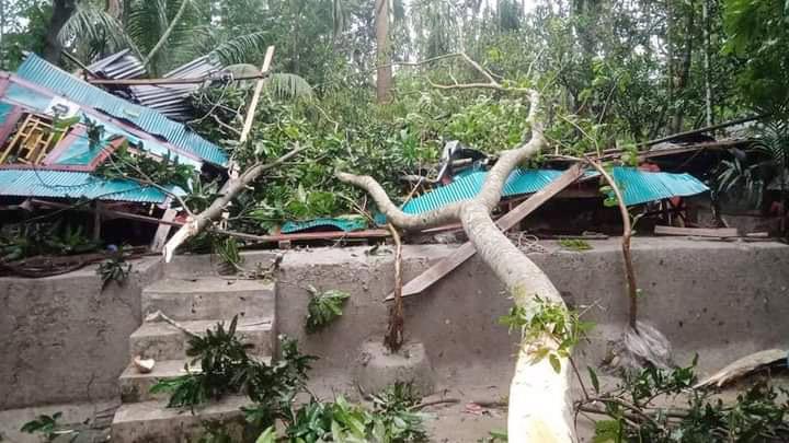 মঠবাড়িয়ায় ঝড়ে ব্যাপক ক্ষতি অর্ধশত বসতঘর বিধ্বস্ত