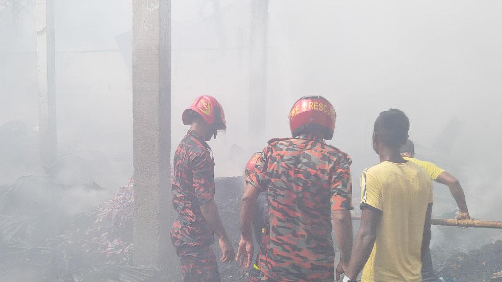 কুড়িগ্রামে বিসিক শিল্পনগরীর তুলার কারখানায় আগুন 