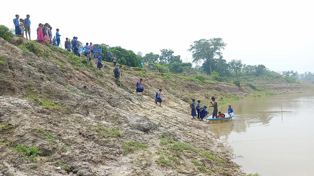 ৭২ ফুট ঢাল বেয়ে ডিঙিতে নদী পার