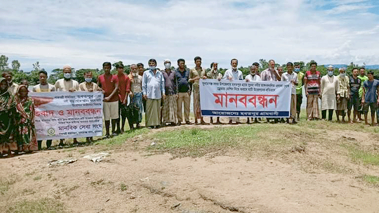 ভাঙনকবলিত এলাকা থেকে মাটি উত্তোলনে প্রতিবাদ গ্রামবাসীর