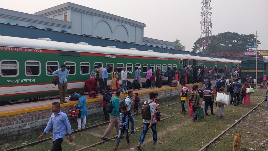 বগি-সংকটে দুর্ভোগে সৈয়দপুরের যাত্রীরা