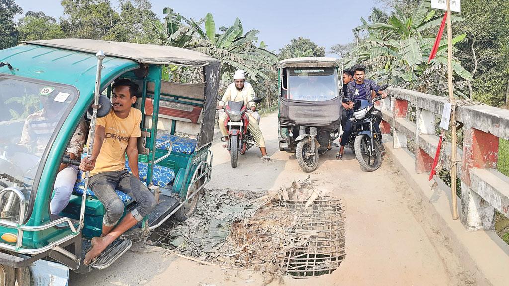 সেতুর মাঝে বড় গর্ত, এর ওপর দিয়েই চলছে যান