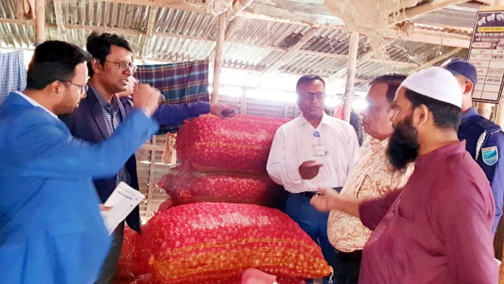 ফরিদপুরে বেশি দামে পেঁয়াজ বিক্রি করায় ২ প্রতিষ্ঠানকে জরিমানা