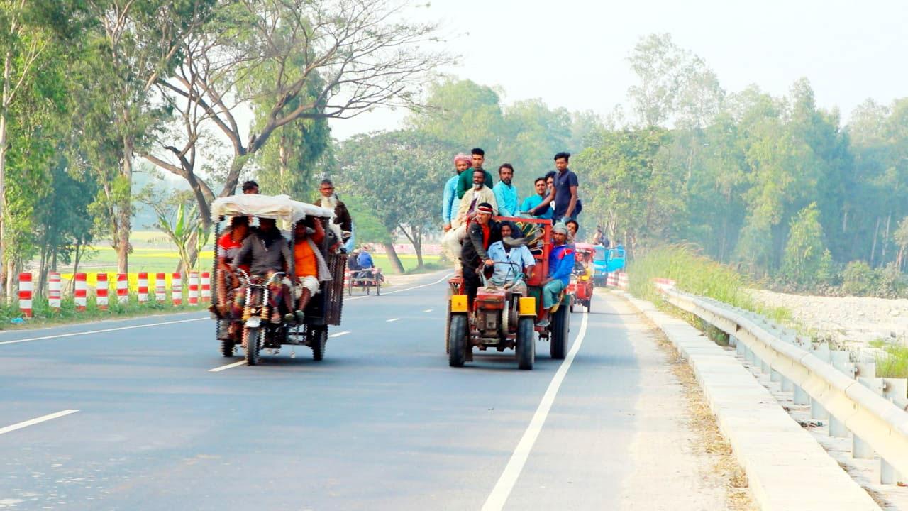 উল্লাপাড়ায় মহাসড়কে দাপিয়ে বেড়াচ্ছে অবৈধ যানবাহন, বাড়ছে দুর্ঘটনা 