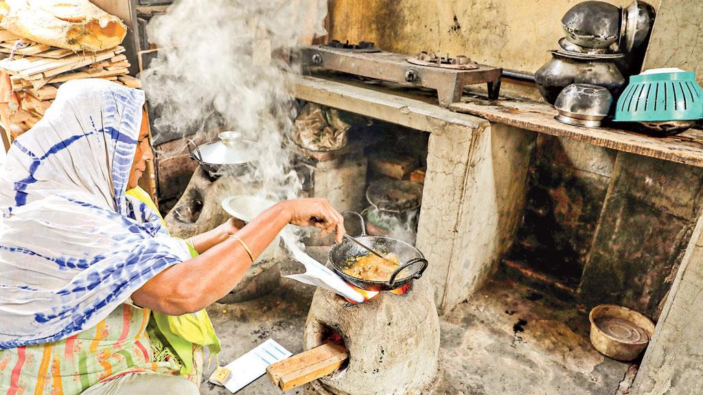 গ্যাস-সংকটে জ্বলছে না চুলা, লাইন বাড়ছে ফিলিং স্টেশনে