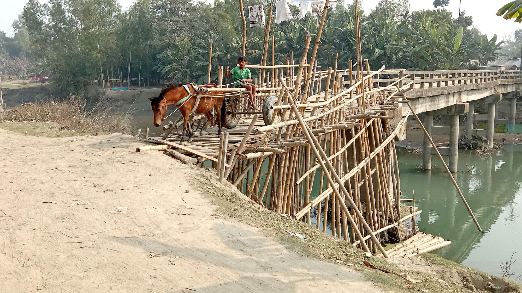 সেতুর সংযোগ সড়কে ভাঙা বাঁশের সাঁকোই ভরসা