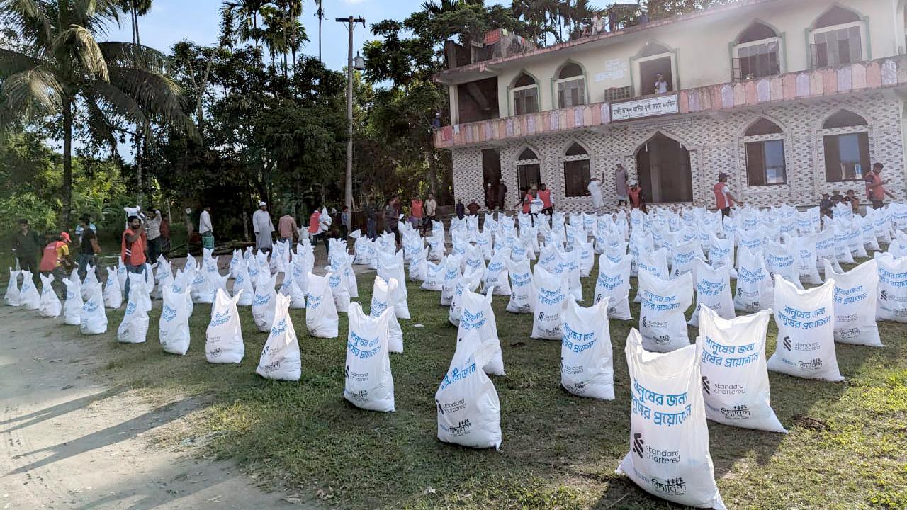 লাখো বন্যার্তদের পাশে স্ট্যান্ডার্ড চার্টার্ড