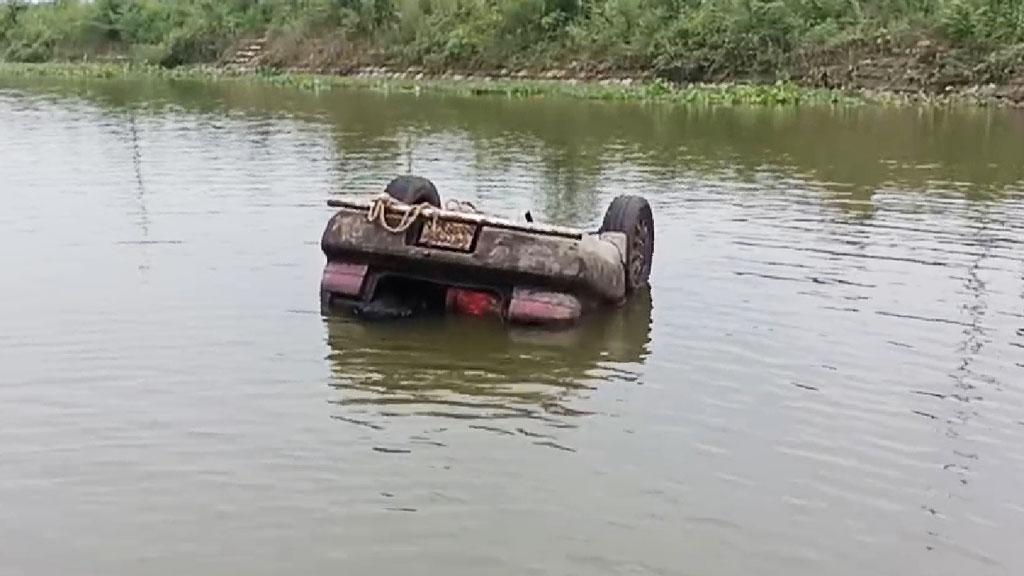 খালের পানিতে ভেসে আসা প্রাইভেট কারের মালিককে খুঁজছে পুলিশ