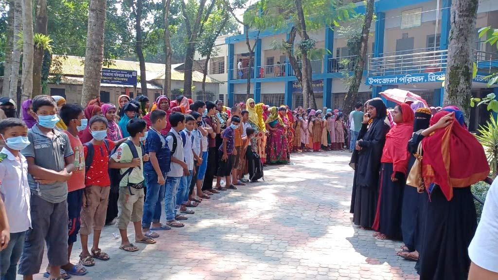 রাস্তায় দেয়াল, ক্লাসে না গিয়ে আন্দোলনে শিক্ষার্থীরা