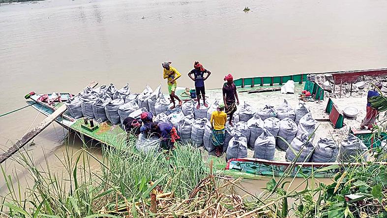 সিরাজদিখানে নদীর ভাঙন রোধে ফেলা হচ্ছে জিও ব্যাগ