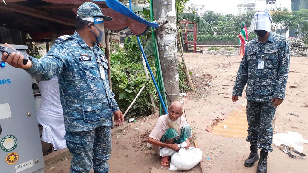 দুঃস্থ ও অসহায়দের মধ্যে নৌবাহিনীর সহায়তা