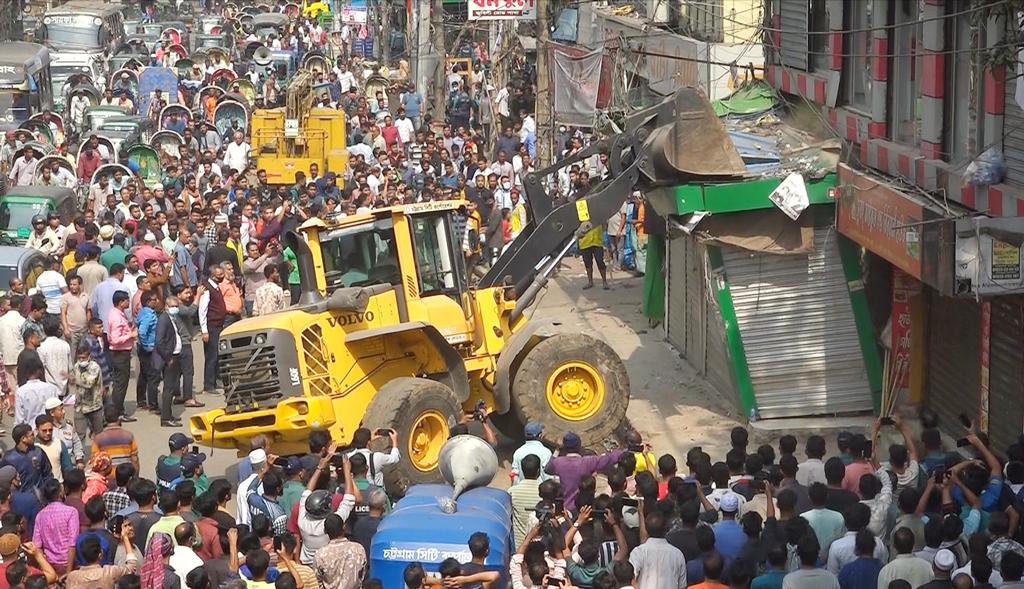 নিউ মাকের্ট এলাকায় চসিকের উচ্ছেদ অভিযান 