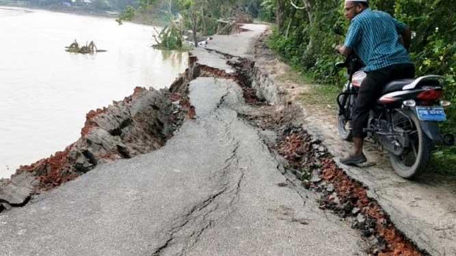 কুমার নদে বিলীন পাকা রাস্তা, বন্ধ যোগাযোগব্যবস্থা