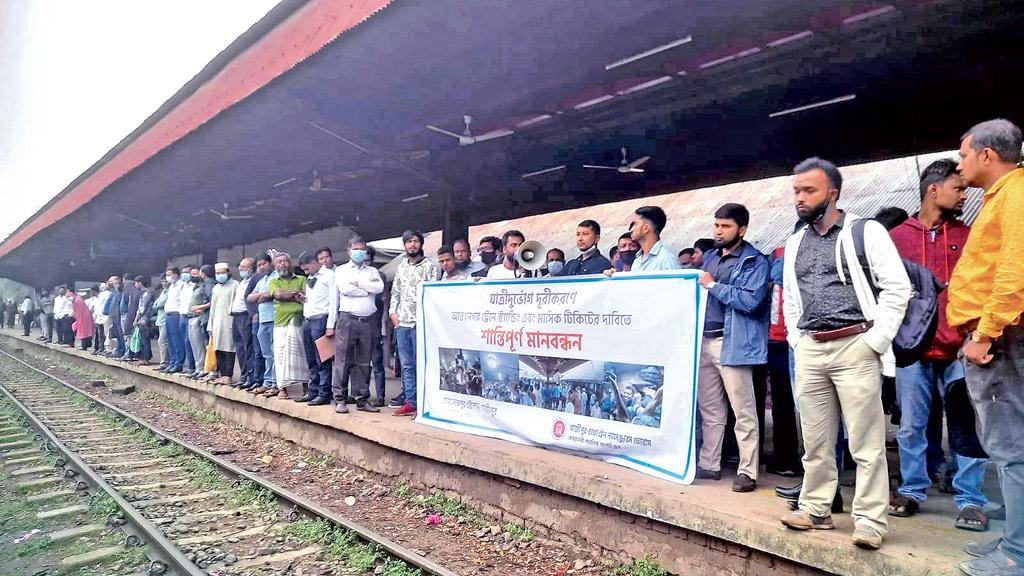 আন্তনগর ট্রেনে স্ট্যান্ডিং ও মাসিক টিকিটের দাবি