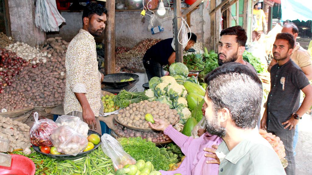 নিত্যপণ্যের দাম বাড়ায় বিপাকে মধ্য ও নিম্নবিত্ত