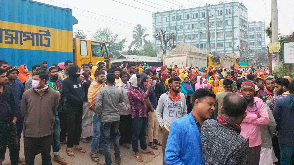 শ্রীপুরে নতুন বেতন কাঠামো বাস্তবায়নের দাবিতে পোষাক শ্রমিকদের সড়ক অবরোধ