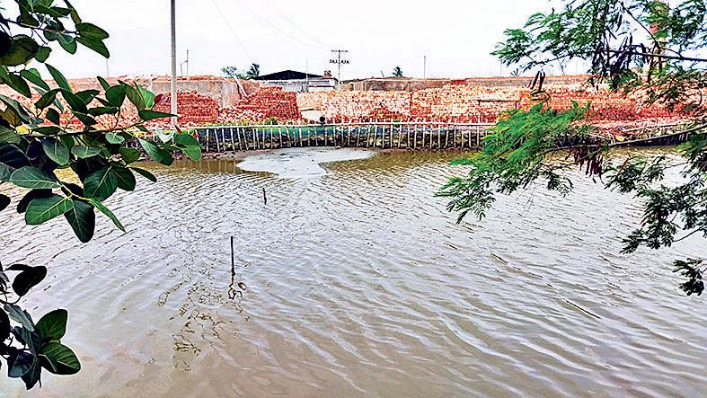 বটিয়াঘাটায় পুকুর ভরাট করে দখলের অভিযোগ