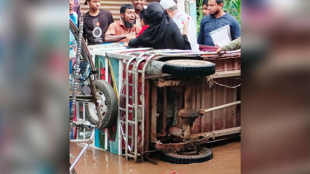 ব্রাহ্মণপাড়ায় সড়কে খানাখন্দ, দুর্ঘটনায় পথচারীরা