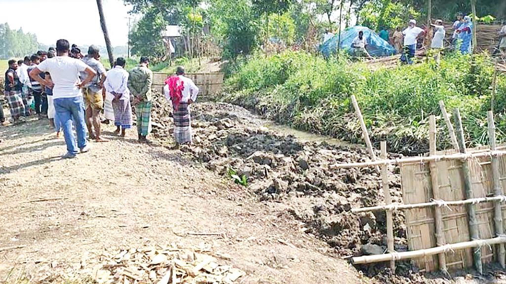 সিরাজদিখানে বাঁধ দিয়ে খাল দখলের প্রতিবাদ