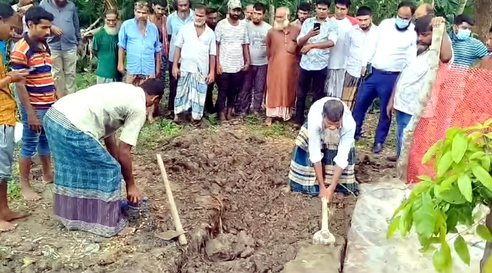 দাফনের দেড় মাস পর কবর থেকে তোলা হলো লাশ