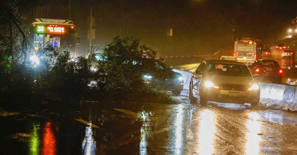 ঝড়ের তাণ্ডবের পর ক্যালিফোর্নিয়ায় বন্যার সতর্কতা, হাজার হাজার মানুষকে সরে যেতে নির্দেশ