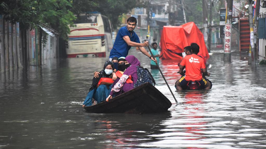 ১০ বছরে সর্বোচ্চ বৃষ্টি দেখল রাজশাহীবাসী, থইথই পথঘাট