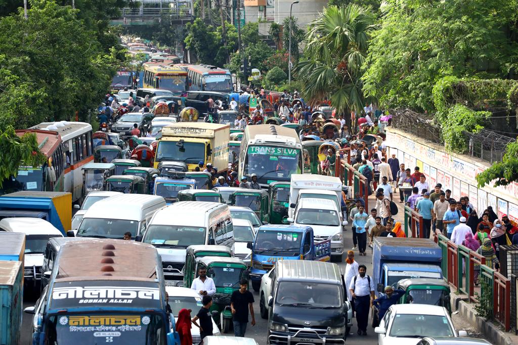 অবরোধে স্থবির ঢাকা, যানজটে নাকাল নগরবাসী