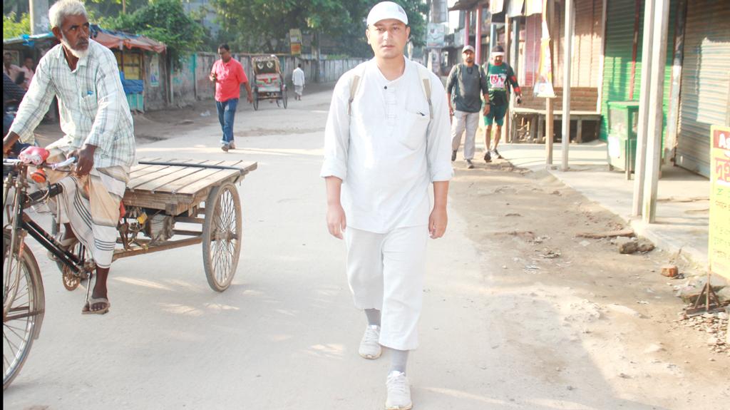 হেঁটে ১৩ হাজার কিলোমিটার বিশ্বভ্রমণ শেষে বাংলাদেশে নেপালি যুবক