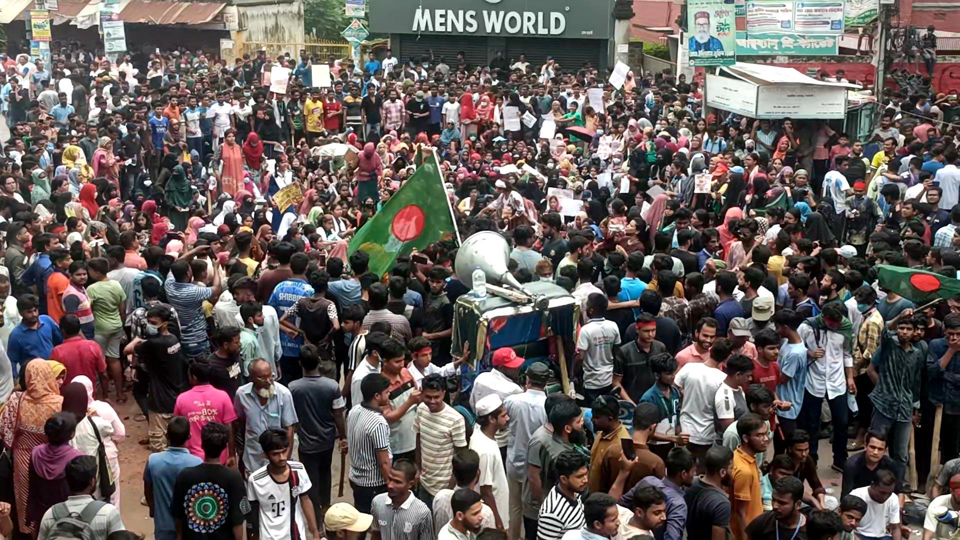 স্লোগানে উত্তাল নওগাঁর রাজপথ