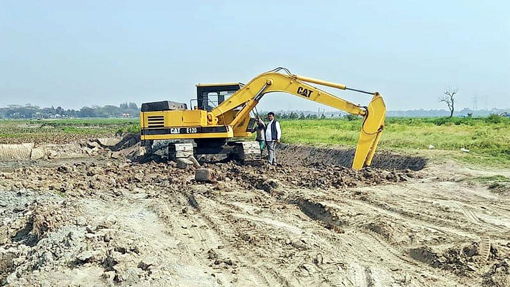 ফসলি জমির মাটি কাটা চলছেই