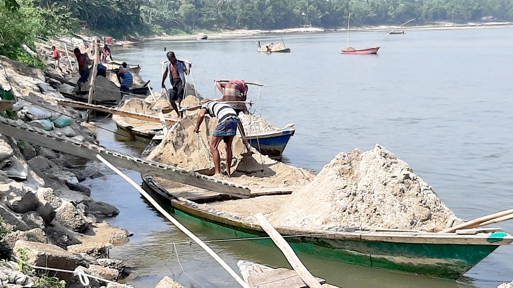 জীবিকা বন্ধের পথে নদীতীরের মানুষের